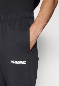 Hummel ELEMENTAL TAPERED PANTS - Joggebukse - black