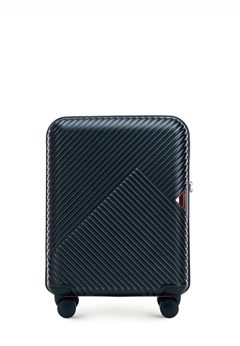 Valigia rigida con texture a righe diagonali, colore blu scuro, dettagli in rosa oro e quattro ruote per una facile manovrabilità.