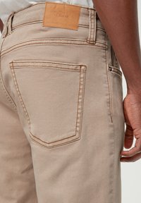 s.Oliver STRETCH - Jeansshort - sandstein