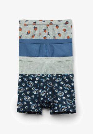 Cuatro pares de calzoncillos tipo boxer para niños: gris con estampado de baloncesto, azul sólido, gris claro y azul marino con patrón temático de fútbol. Material de algodón.