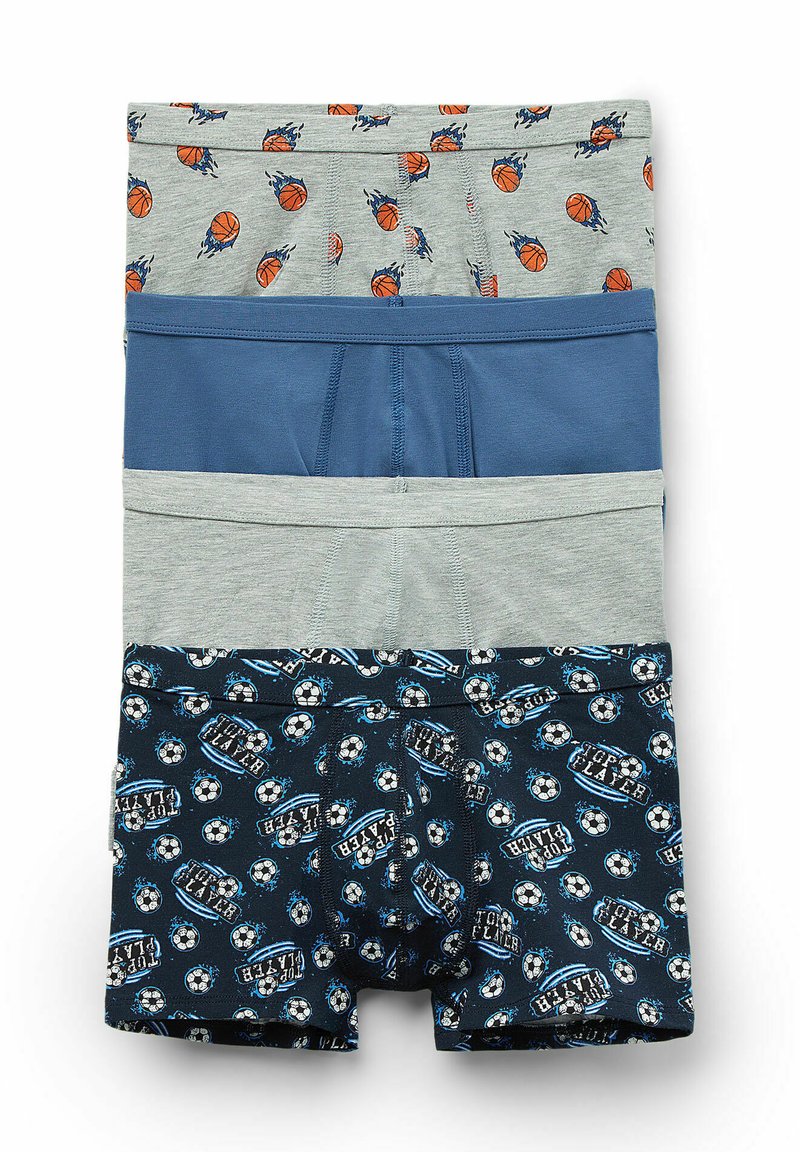 Quatre paires de boxeurs pour garçons : gris avec imprimé de basketball, bleu uni, gris clair, et marine avec motif de football. Matière en coton.