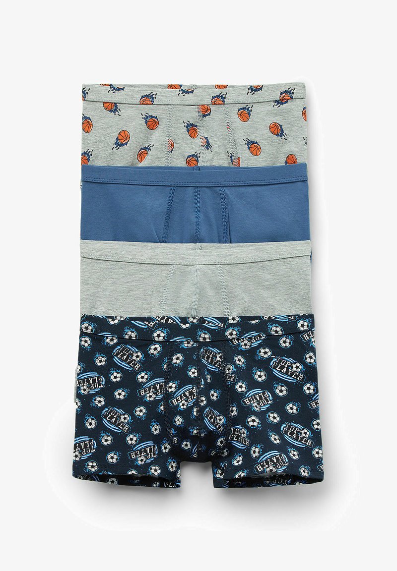 Quatre paires de boxeurs pour garçons : gris avec imprimé de basketball, bleu uni, gris clair, et marine avec motif de football. Matière en coton.