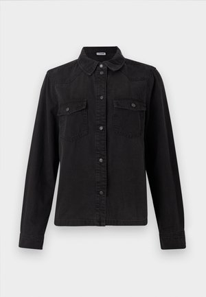 Camisa de mezclilla negra con botones y manga larga, dos bolsillos con solapa en el pecho y un cuello clásico sobre un fondo blanco.