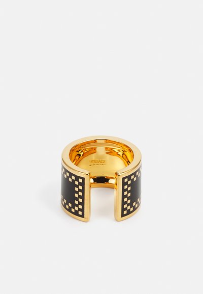 Anillo de metal dorado con un diseño abierto y amplio, que presenta una banda de esmalte negro adornada con un patrón geométrico en dorado. Marcado en el interior.