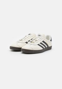 adidas Originals GAZELLE UNISEX - Sporta apavi - off white/utility black