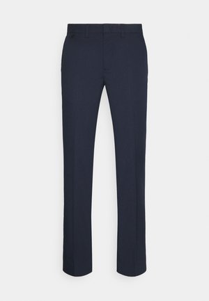 Marineblauwe, op maat gemaakte herensbroek met riemlussen, voorzijde knoop- en ritssluiting, plat weergegeven op een witte achtergrond.