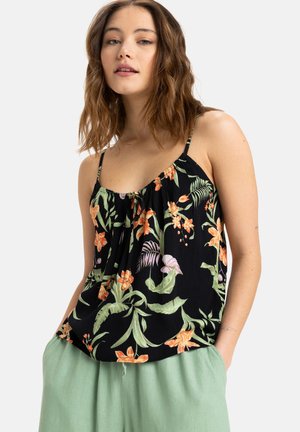 Zwart bloemen tanktop met multiculturele tropische patronen, dunne bandjes en een geplooide voorkant. Gecombineerd met lichtgroene losse broeken.