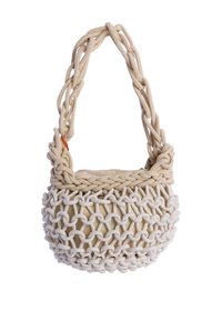 Bolsa tejida beige con un diseño de malla abierta, con forma redondeada, asas gruesas trenzadas y un forro interior suave.