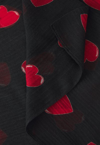 Čierna textilná šatka s opakujúcim sa vzorom červených srdiečok. Mäkká textúra a hladký spád, ktorý zdôrazňuje srdcové tvary v rôznych odtieňoch.