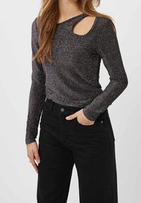 Långärmad svart topp i glittrigt material, figursydd design, asymmetrisk halsringning med urtag och en stretchig struktur.