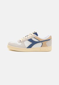 Unselected, super white/marlin