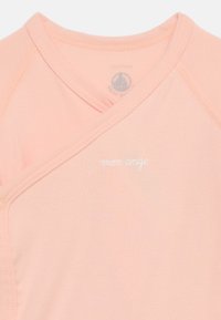 Μαλακό ροζ παιδικό πουκάμισο τύπου τύλιγμα με κουμπιά πάτου και λευκή κεντημένη επιγραφή "mon ange" στο στήθος, μέγεθος 12 μηνών/74 εκ.