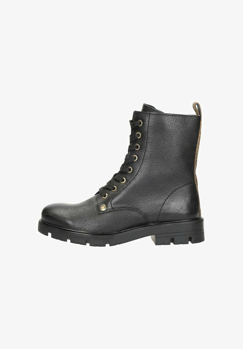 Zwarte leren veterschoenen tot de enkel met een gestructureerde afwerking, gouden hardware en een contrasterende tan achterpaneel; chunky zool voor grip.