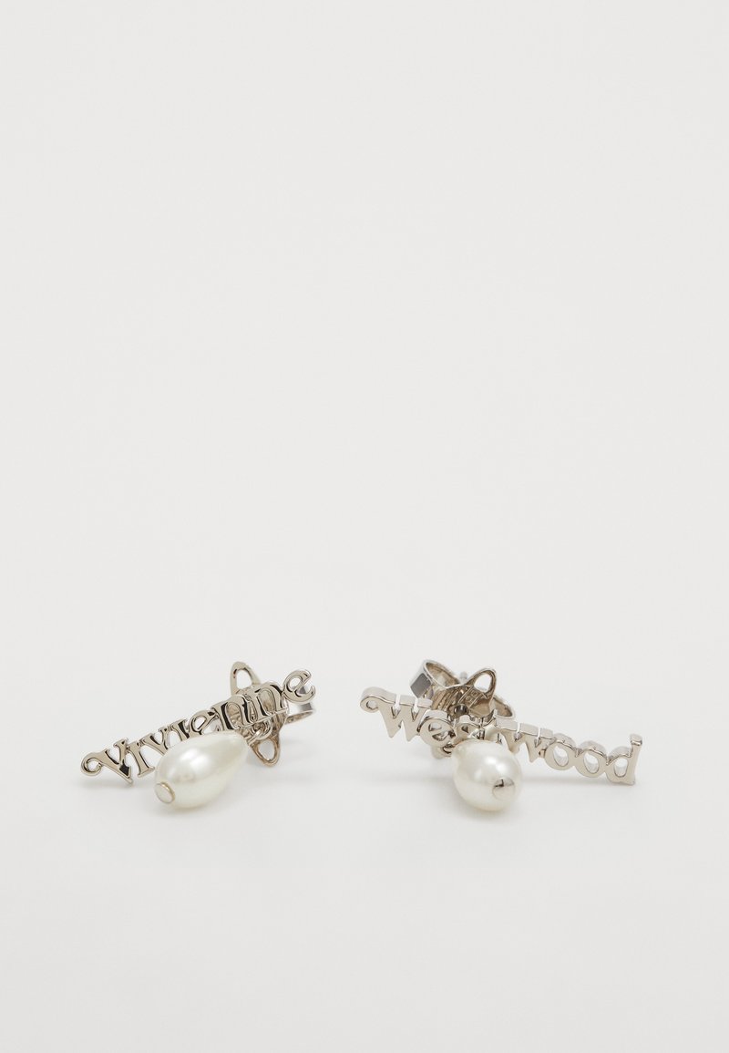 Orecchini a clip in argento con la scritta incisa "Vivienne" e "Westwood", ciascuno decorato con una perla bianca. Finitura liscia, design elegante.