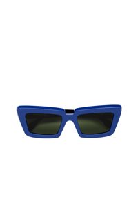 Occhiali da sole blu con un design geometrico e angolare. Presentano una montatura spessa, lenti verde scuro e accenti neri, etichettati "Fatti a mano in Italia."