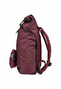 Bordeauxfarbene Rucksack mit schwarzen Akzenten, wasserabweisendem Material, Seitentasche, verstellbaren Trägern und drei horizontalen Schlaufen aus Gurtband.