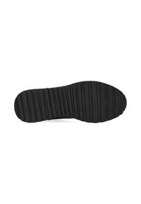 Semelle de chaussure noire avec des rainures horizontales pour la traction, vue par le dessous sur un fond blanc.