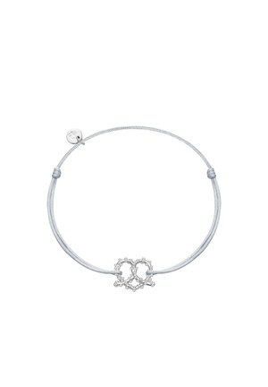 Pulsera de cordón azul claro con un diseño de lazo entrelazado en el centro, adornado con pequeñas cuentas. Cierre ajustable con una etiqueta.