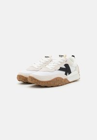 Hvite mesh- og semsket skinn-sneakers med svart logoaccent, gummisåle og teksturert såle for godt grep, med snøringslukking.
