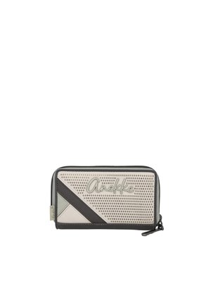 Cartera rectangular con cremallera con paneles perforados beige y negros y logotipo "Anekke" en el frente.