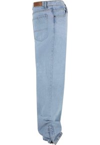 Jeans de denim azul claro con corte recto, cinco bolsillos y cremallera en el tobillo. Textura suave con un acabado ligeramente desgastado.