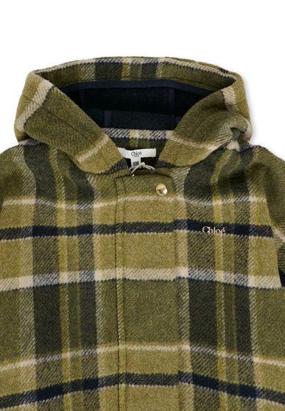 Cappotto a scacchi verdi con cappuccio, caratterizzato da una texture simile alla lana, chiusura con bottoni dorati e un piccolo logo ricamato sul petto.