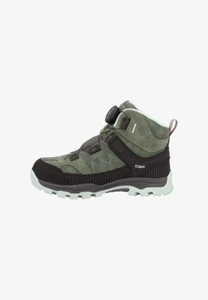 Bota de senderismo verde y negra con soporte alto para el tobillo, suela texturizada y sistema de cierre de cordones con dial sobre fondo blanco.