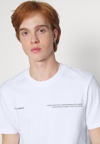 Only & Sons ONSOTTO LIFE TEE - T-shirt estampada - bright white