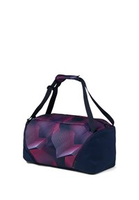 Duffle Bag in Marineblau mit einem geometrischen Oberteil in Lila und Pink, ausgestattet mit zwei Traggriffen und einem verstellbaren Riemen für Vielseitigkeit.