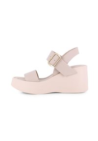 Sandalias de plataforma beige con una correa ancha, diseño de punta abierta, correa de tobillo ajustable y un acento de hebilla en tono dorado. Textura suave.