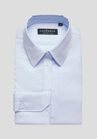 Jasnoniebieska koszula wykonana z teksturowanej tkaniny, z kołnierzykiem zapinanym na guziki, przednimi guzikami oraz mankietami zapinanymi na jeden guzik. Etykieta marki widoczna wewnątrz kołnierza.