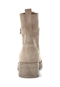 Beige suède enkellaars met een chunky hak, voorzien van verticale naden, een achterkant trekband en textuuraccenten aan de zijkant.