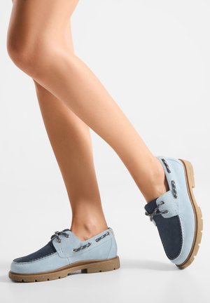 Lichtblauwe en donkerblauwe suède schoenen met een casual ontwerp, ronde neus en contrasterende veters. Gestructureerd bovenwerk met een rubberen zool.