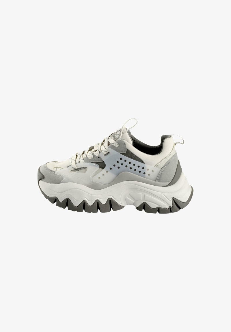 Baskets grises et blanches avec une semelle chunky, des panneaux en maille et des perforations décoratives. Lacets et tirant inclus.