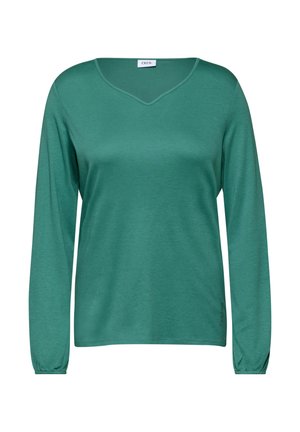 Camiseta verde de manga larga con diseño de escote en V. Fabricada en un tejido suave, cuenta con puños fruncidos y un sutil logo en la parte inferior izquierda.