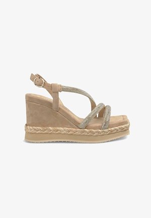 Sandales compensées beiges avec des brides métalliques, tige en nubuck et semelle en jute tressé. Elles sont dotées d'une bride de cheville réglable et d'une semelle intérieure texturée.