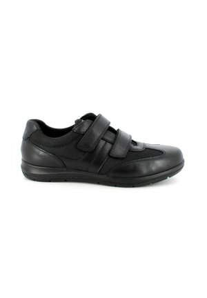 Sneaker casual nera con due cinturini regolabili a strappo, tomaia in pelle e mesh, suola in gomma, vista di lato su sfondo bianco.