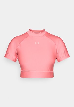 Růžový krátký top s krátkým rukávem, vyrobený z hladké, elastické látky, s vysokým límcem a nenápadným logem na prsou.