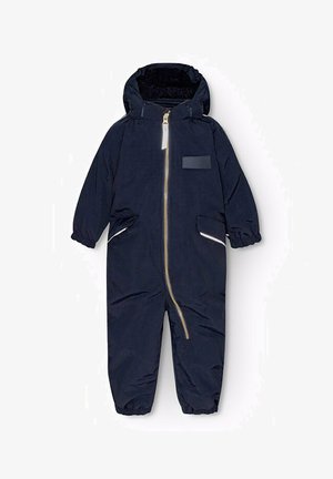 Marineblauwe geïsoleerde sneeuwpak met een volledige rits, twee zijzakken, elastische manchetten en een capuchon gevoerd met zacht materiaal.