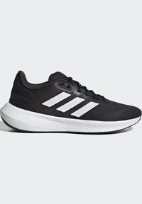 Zapatos deportivos negros con marca de tres rayas blancas, parte superior de malla texturizada y una entresuela blanca en contraste. Punta redondeada y diseño con cordones.