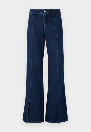 Jeans en denim à jambes larges de couleur bleu foncé, avec une taille haute, une fente à l'ourlet, et un design classique à cinq poches avec une fermeture à bouton métallique.