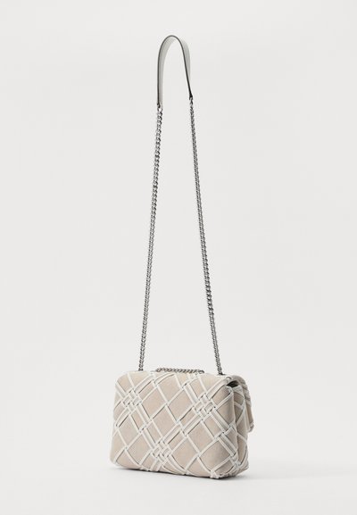 Borsa a mano beige intrecciata con cuciture bianche a contrasto, forma rettangolare, tracolla a catena, texture morbida e design leggermente imbottito.