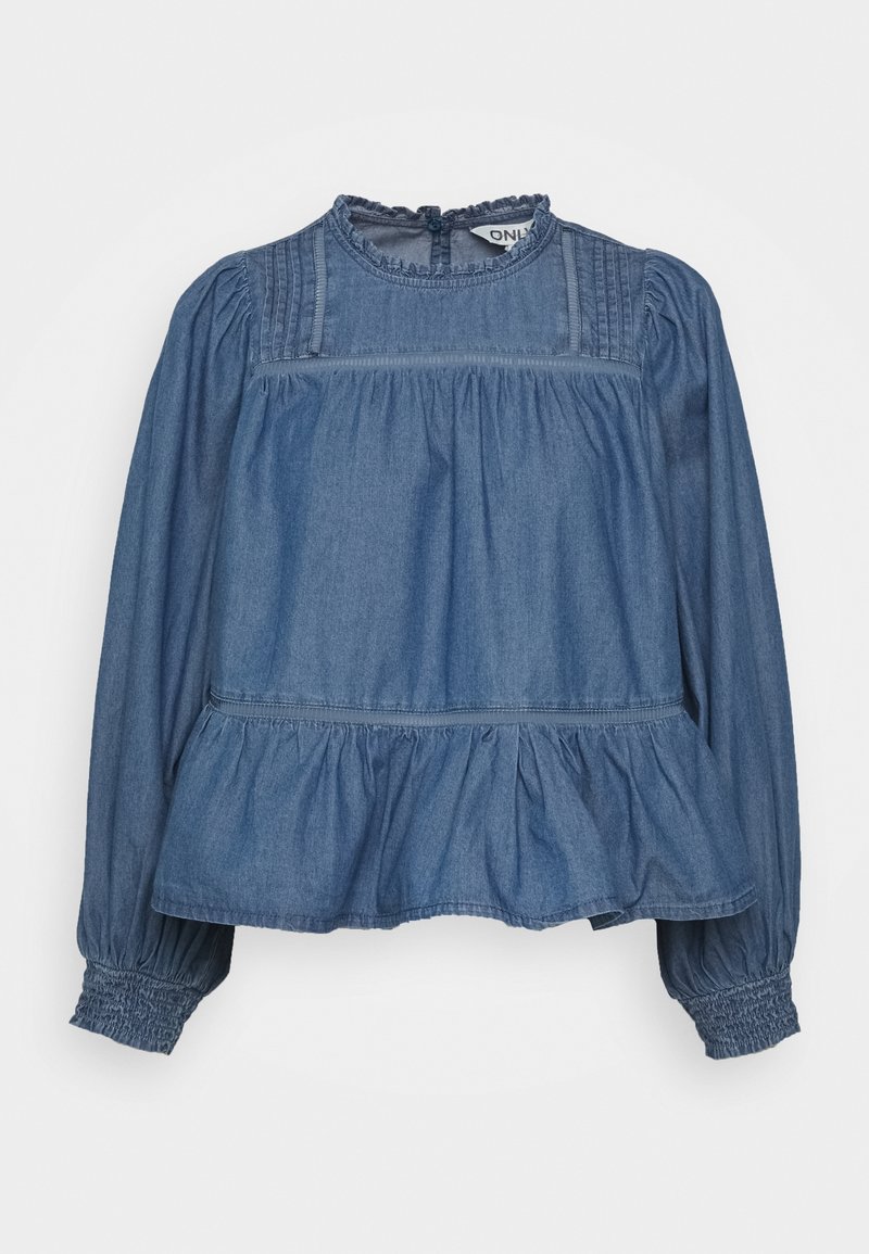 Blouse en denim bleu à manches longues avec col à volants, plis plats sur le yoke, taille froncée et poignets smockés.