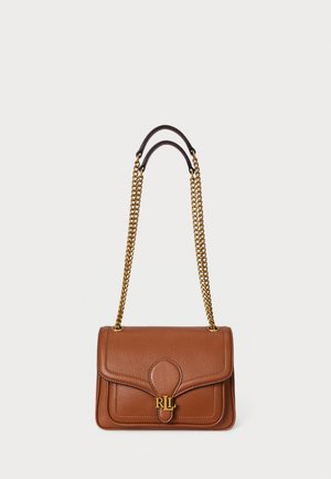 Sac à épaule en cuir marron avec une bandoulière en chaîne dorée, doté d'une fermeture à rabat et d'un logo en relief sur le devant, texture lisse et forme structurée.