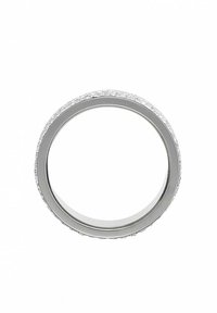 Anello in argento con una fascia interna liscia e una superficie esterna texturizzata che presenta piccoli accenti simili a cristalli lungo il bordo. Design circolare.