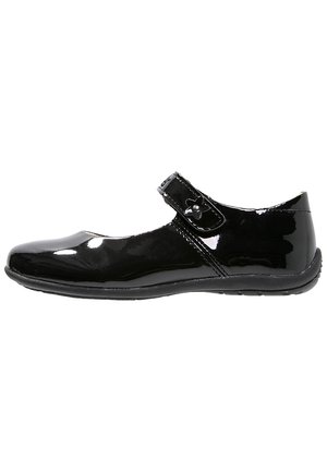 Schwarze Lackleder-Mary-Jane-Schuhe mit abgerundetem Zeh, verstellbarem Riemen und blumenförmiger Verzierung am Riemen. Flache Sohle.