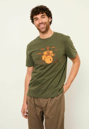 TALL FIT - BLEAT IT GRAPHIC   - Print T-shirt - khaki green