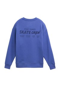 Felpa blu realizzata in tessuto misto cotone. Presenta testo e grafiche sulla parte posteriore, tra cui "SKATE CREW" e varie frasi in nero.