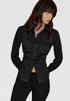 Bershka, FITTED LONG SLEEVE SHIRT - Hemdbluse - black
