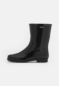 Bottes de pluie noires en caoutchouc avec une finition lisse et brillante. Présente un profil bas, un bout rond et une semelle texturée pour une adhérence optimale. Logo affiché.